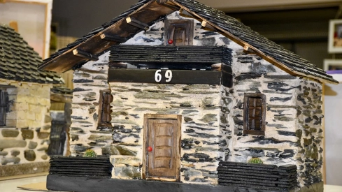 El Bierzo 'se convierte' en piedra con la exposición de maquetas de Carracedelo El Bierzo 'se convierte' en piedra con la exposición de maquetas de Carracedelo