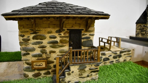 El Bierzo 'se convierte' en piedra con la exposición de maquetas de Carracedelo El Bierzo 'se convierte' en piedra con la exposición de maquetas de Carracedelo