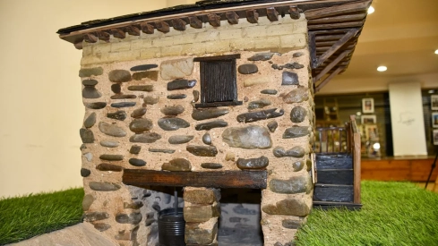 El Bierzo 'se convierte' en piedra con la exposición de maquetas de Carracedelo El Bierzo 'se convierte' en piedra con la exposición de maquetas de Carracedelo