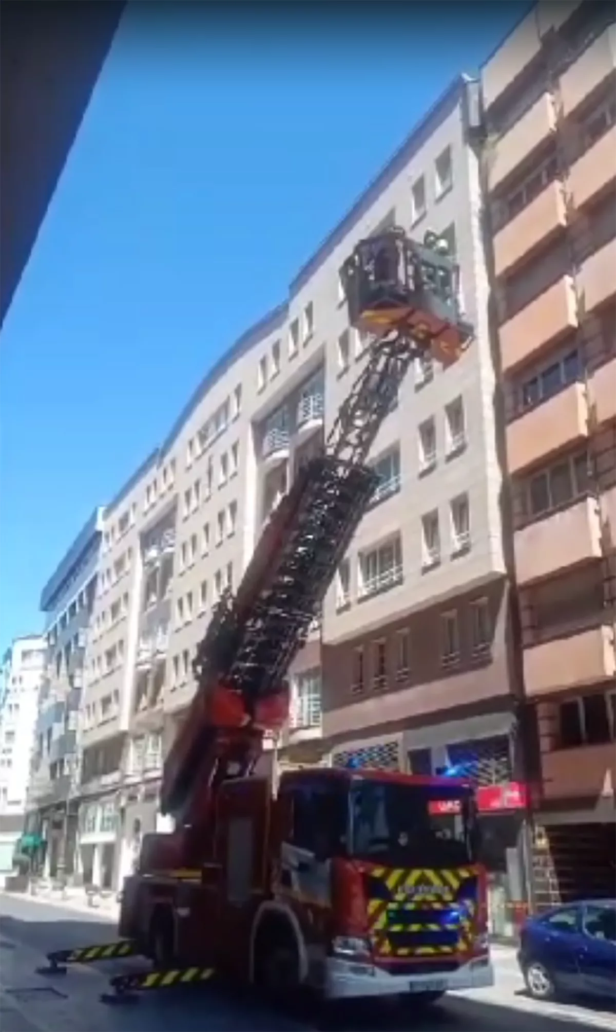 Los Bomberos de Ponferrada rescatan a una mujer mayor desplegando el camión escalera en pleno centro de la ciudad
