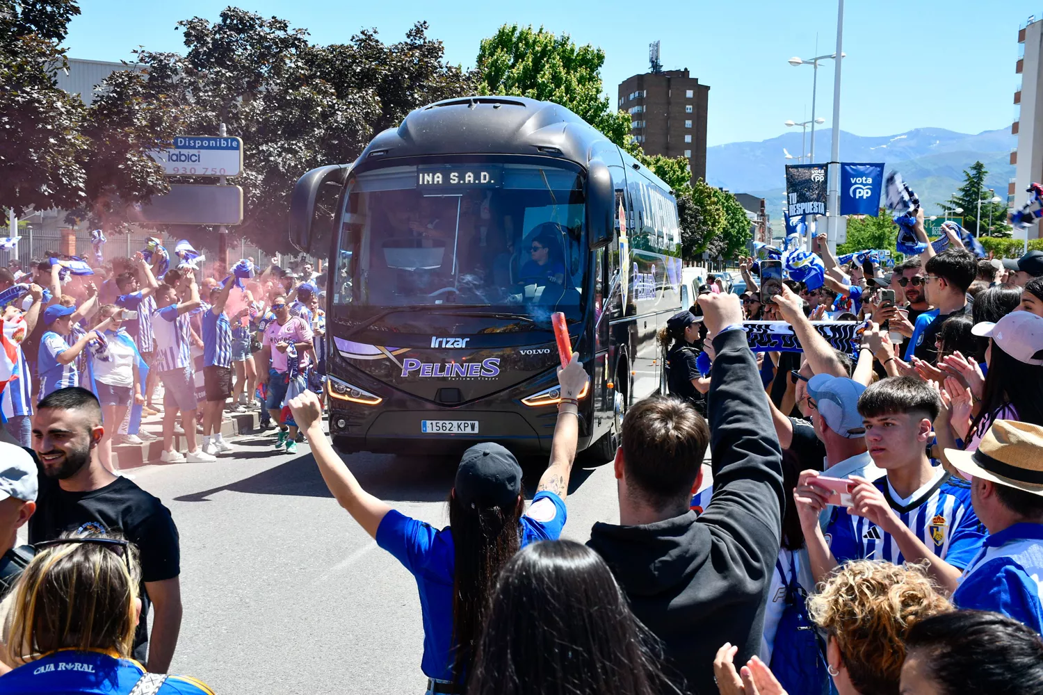 Recibimiento de la afición a la Ponferradina (4)