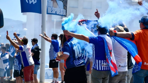 Recibimiento de la afición a la Ponferradina durante uno de los partidos de play-off