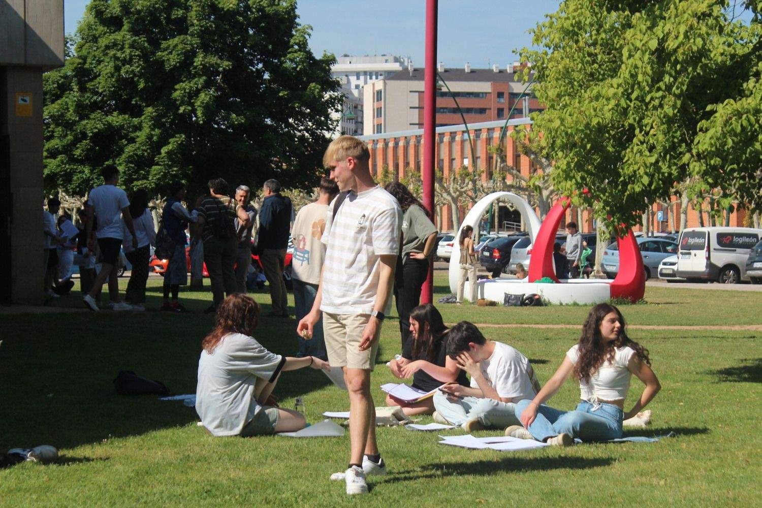 Jóvenes en las inmediaciones de la Universidad de León Jóvenes en las inmediaciones de la Universidad de León