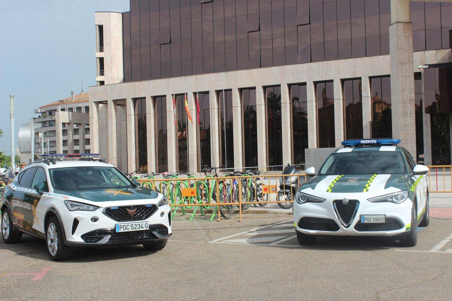 Patrullas de la Guardia Civil en León Patrullas de la Guardia Civil en León