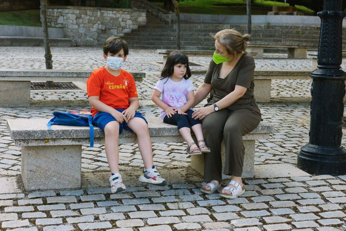 El pequeño Enzo junto a su madre y hemana