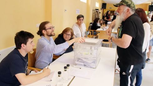 Votaciones en un colegio electoral de Trobajo del Camino (León) | Peio García / ICAL