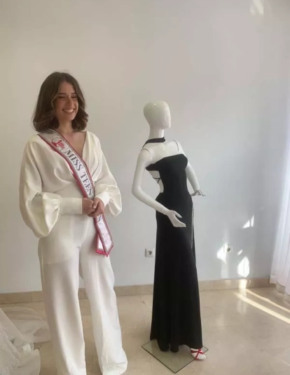 Miss Teen España, Ana Paredes, visita la atelier de Márist Gutiérrez Miss Teen España, Ana Paredes, visita la atelier de Márist Gutiérrez