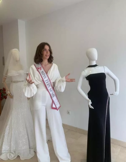Miss Teen España, Ana Paredes, visita la atelier de Márist Gutiérrez Miss Teen España, Ana Paredes, visita la atelier de Márist Gutiérrez