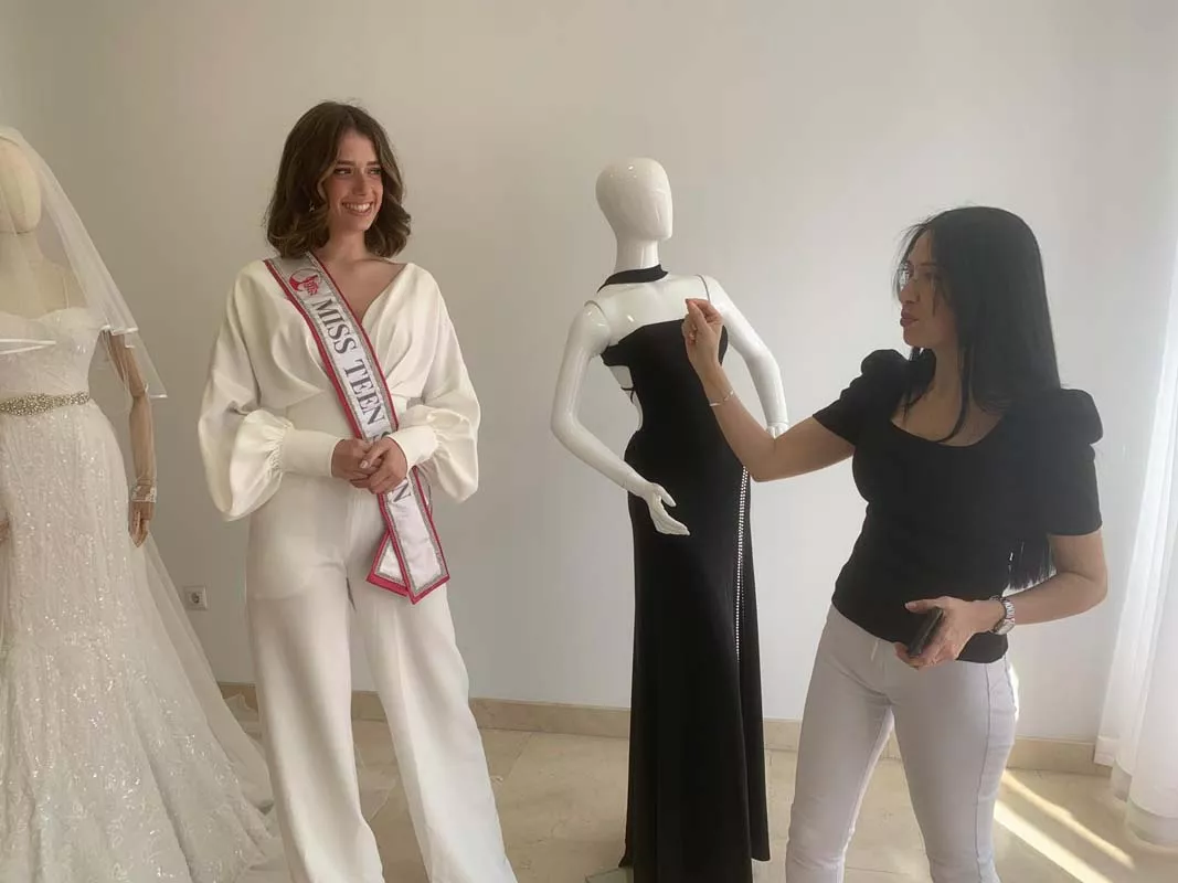 Miss Teen España, Ana Paredes, visita la atelier de Márist Gutiérrez Miss Teen España, Ana Paredes, visita la atelier de Márist Gutiérrez