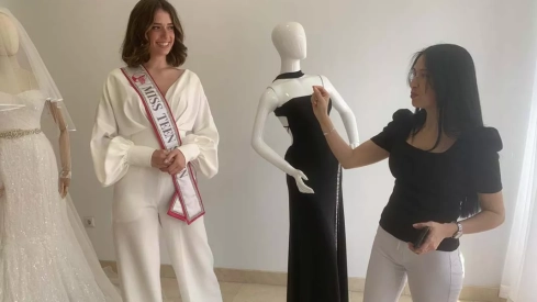 Miss Teen España, Ana Paredes, visita la atelier de Márist Gutiérrez Miss Teen España, Ana Paredes, visita la atelier de Márist Gutiérrez