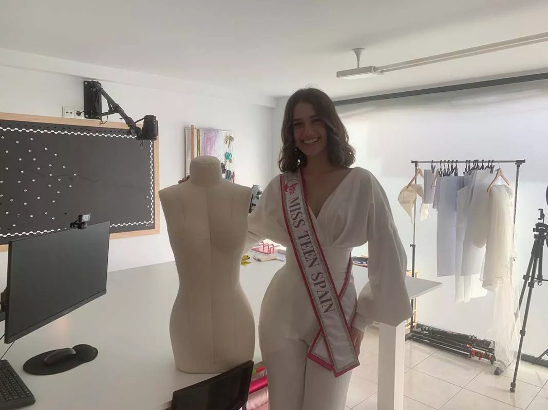 Miss Teen España, Ana Paredes, visita la atelier de Márist Gutiérrez Miss Teen España, Ana Paredes, visita la atelier de Márist Gutiérrez