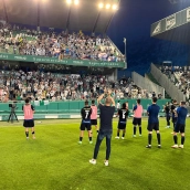 Juanfran junto con la plantilla de la Ponferradina agradeciendo a la afición tras la derrota en Córdoba.