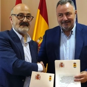 El presidente de la Confederación Hidrográfica Miño Sil, José Antonio Quiroga (I), junto al presidente de la Mancomunidad de Municipios del Agua del Bierzo, Eduardo Moran (D), durante la firma del protocolo