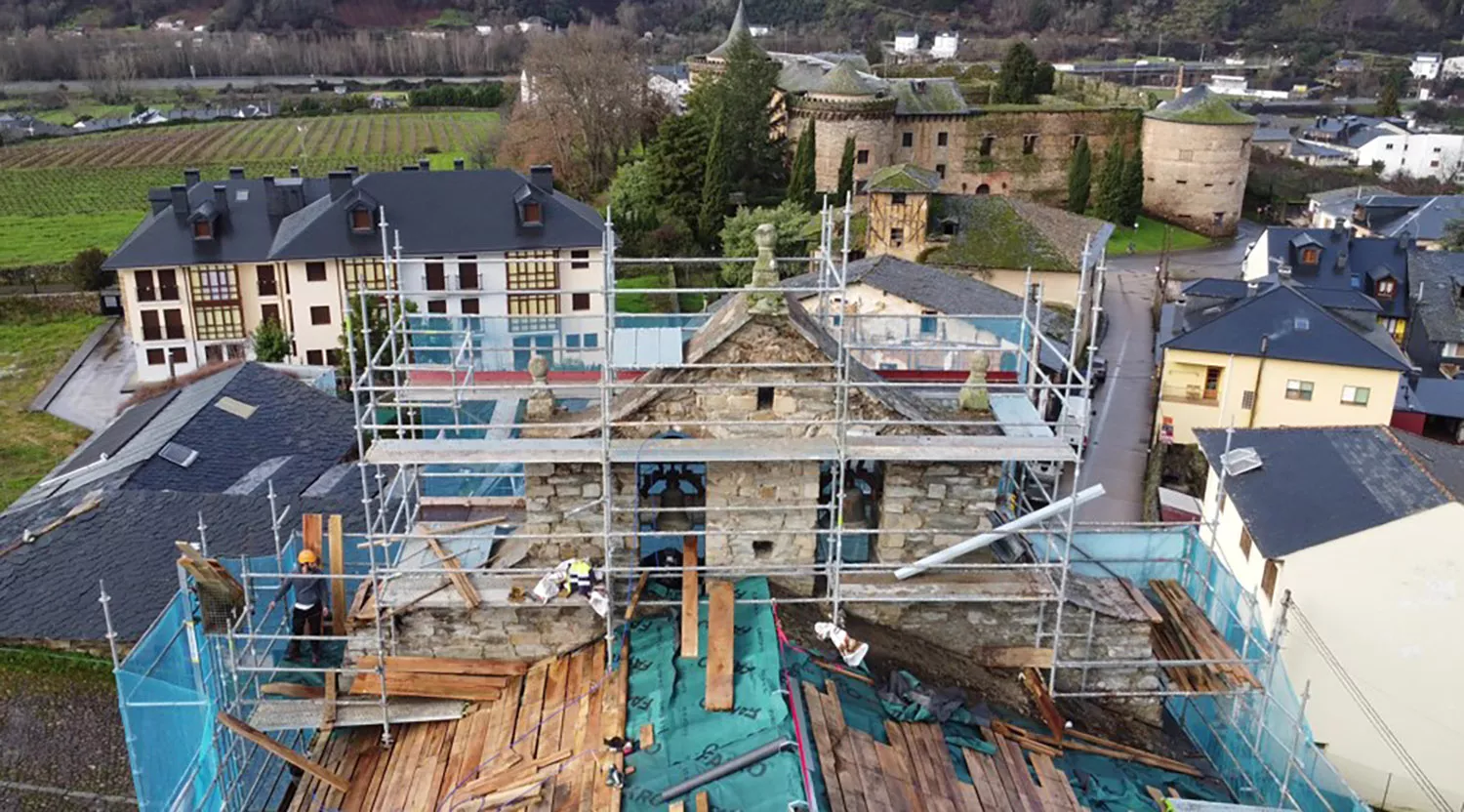 Obras en la iglesia de Santiago en Villafranca del Bierzo