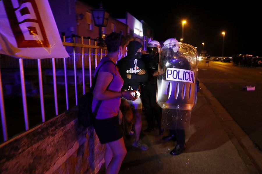 Disturbios durante la madrugada de los trabajadores de LM con los antidisturbios