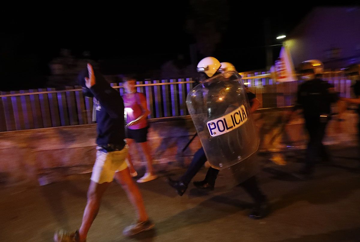 Disturbios durante la madrugada de los trabajadores de LM con los antidisturbios