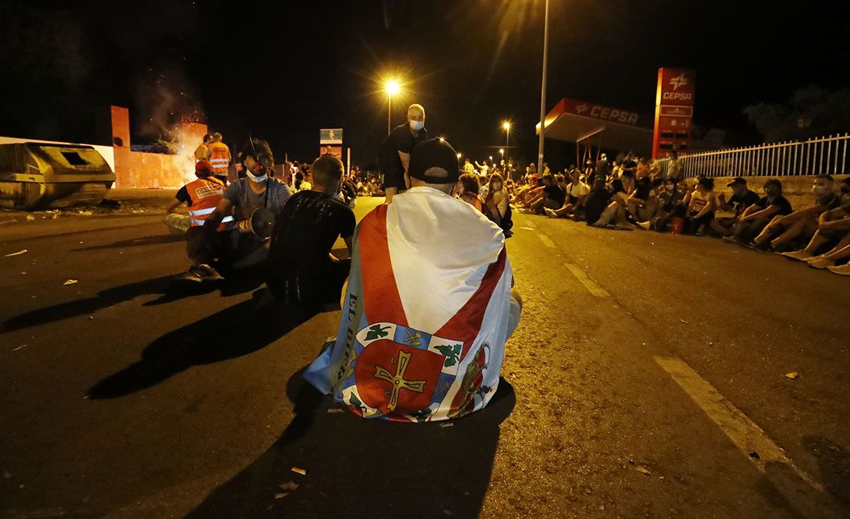 Concentraci�e trabajadores de LM durante la noche frente a la sede de las negociaciones