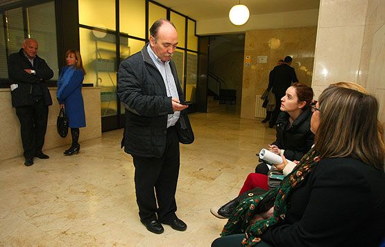 El alcalde de Bembibre y su equipo de Gobierno en el Juzgado de Ponferrada (César Sánchez / ICAL)