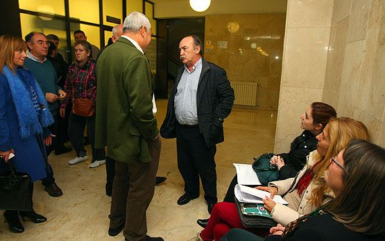 El alcalde de Bembibre y su equipo de Gobierno en el Juzgado de Ponferrada (César Sánchez / ICAL)