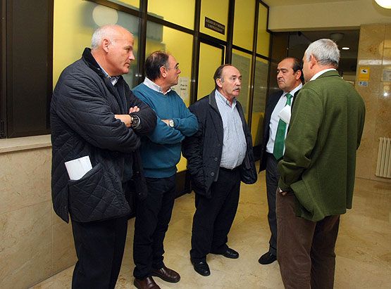 El alcalde de Bembibre y su equipo de Gobierno en el Juzgado de Ponferrada (César Sánchez / ICAL)