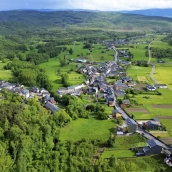 Foto de Noceda del Bierzo a vista de dron | Noceda del Bierzo celebra sus fiestas con ronda de bodegas, deporte y el broche de oro de la orquesta Panorama City 