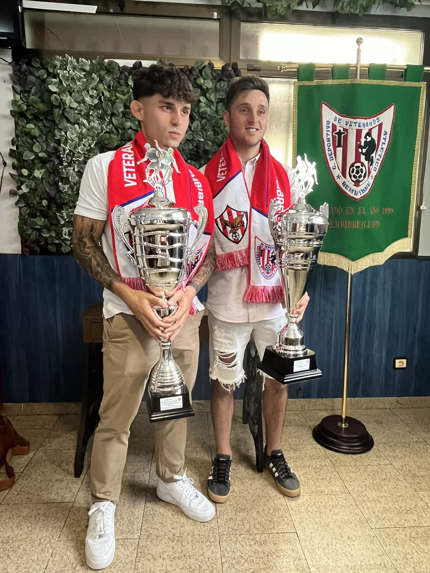 Abel de Prado e Iván Tato, galardonados por la Asociación de Veteranos del Atlético Bembibre. Abel de Prado e Iván Tato, galardonados por la Asociación de Veteranos del Atlético Bembibre.