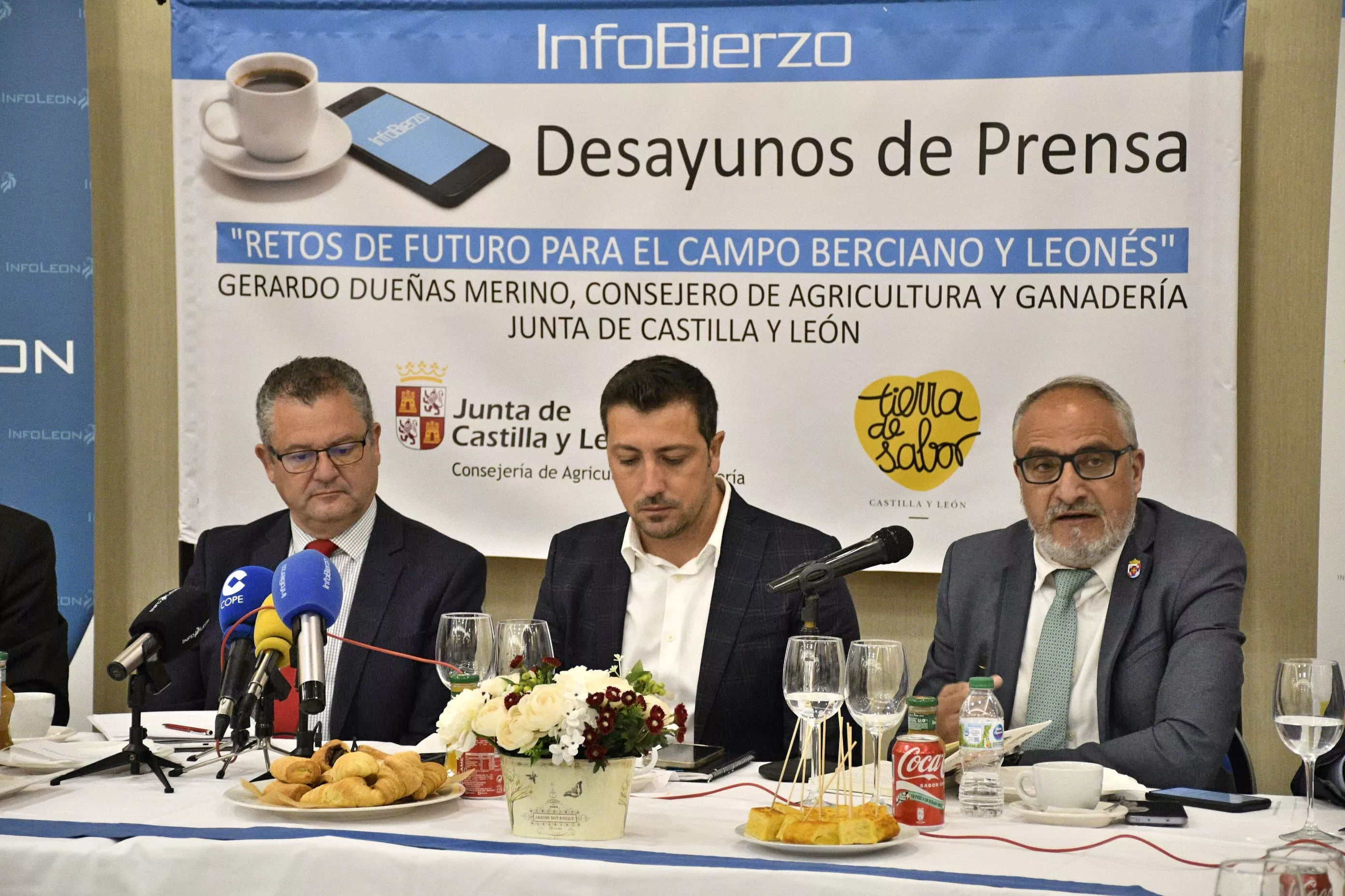 Desayuno de prensa con el consejero de Agricultura y Ganadería
