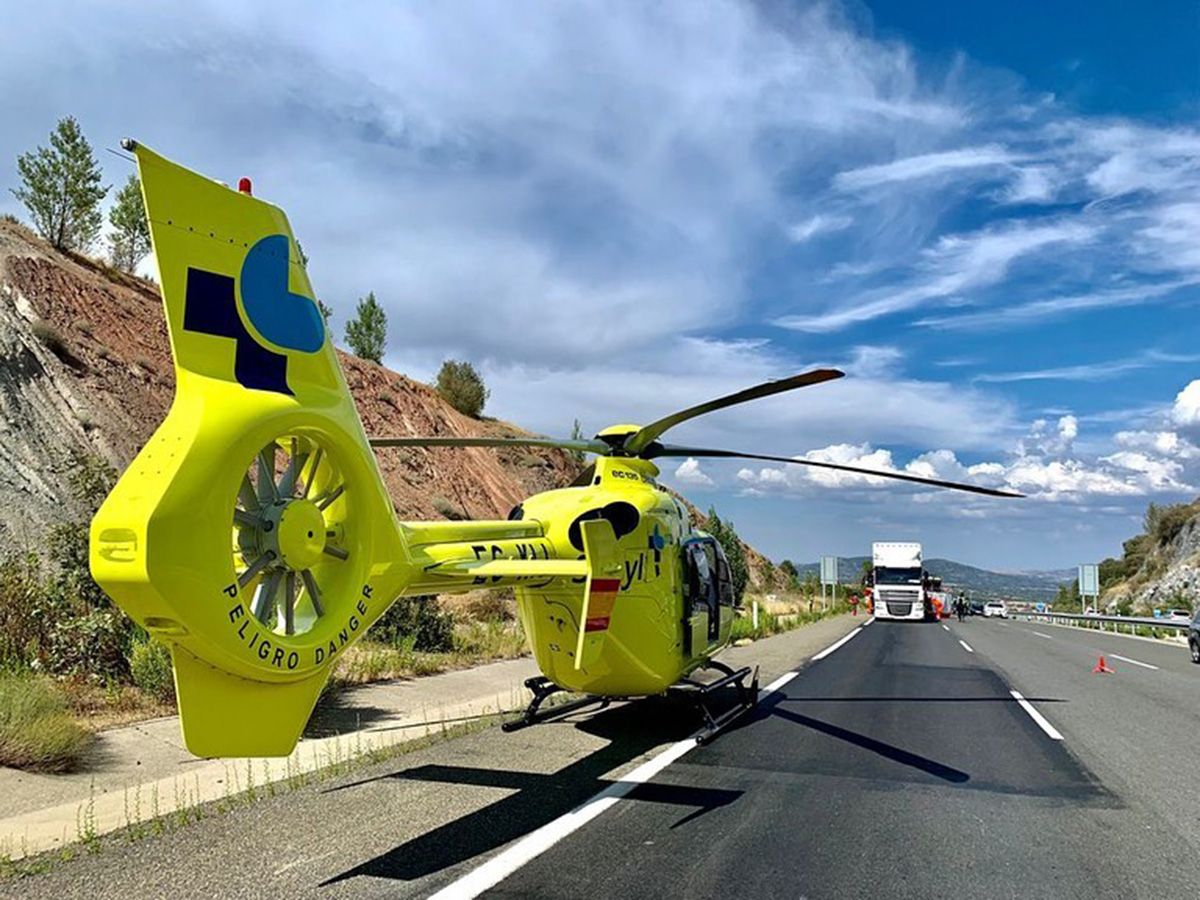 Helicóptero de Sacyl | Dos fallecidos y dos heridos graves en un accidente entre un coche y un camión cisterna en la A-601 en Segovia