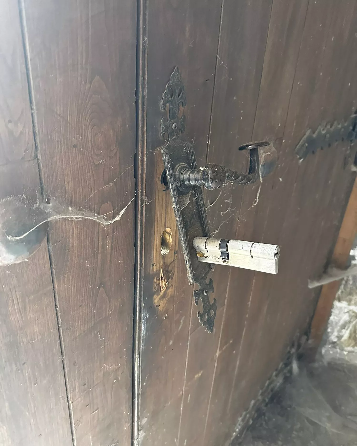 Cerradura vandalizada en el Palacio de Arganza Cerradura vandalizada en el Palacio de Arganza