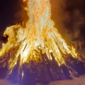 La Santa Compaña 'quema' los malos augurios en la hoguera de San Juan de Puente Boeza (Ponferrada) 