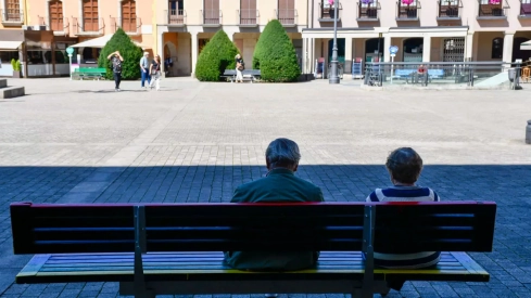 Despoblación | Personas mayores en un banco de Ponferrada Despoblación | Personas mayores en un banco de Ponferrada