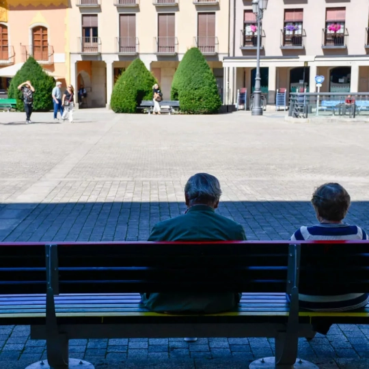 Despoblación | Personas mayores en un banco de Ponferrada Despoblación | Personas mayores en un banco de Ponferrada