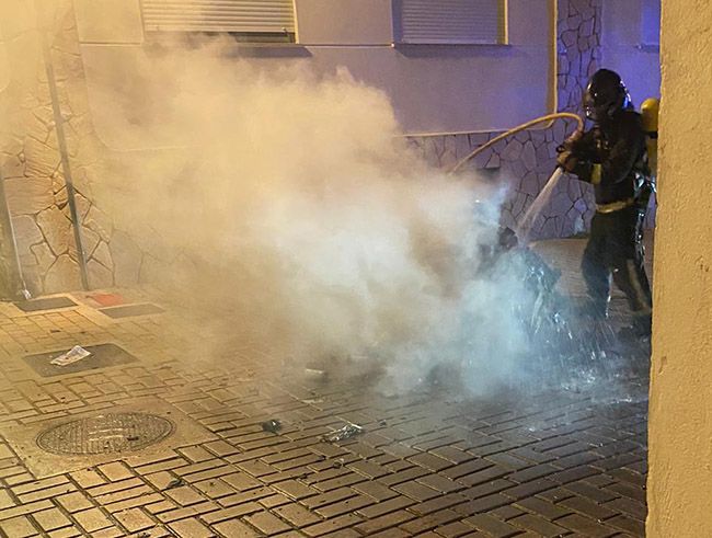Los Bomberos de Ponferrada sofocan el incendio de un contenedor de ...