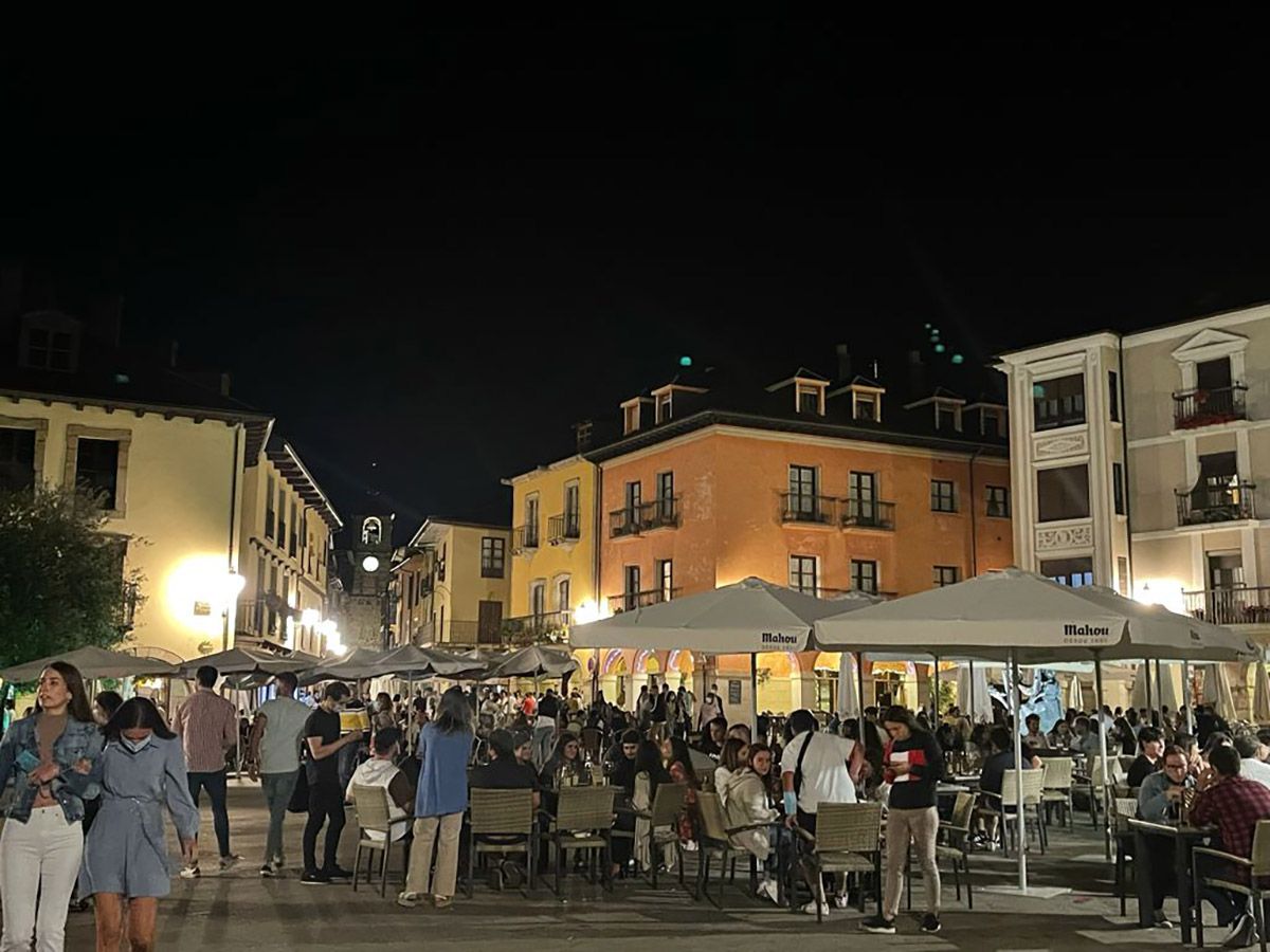 La Plaza de la Encina durante las fiestas | La Plaza de la Encina durante las fiestas |