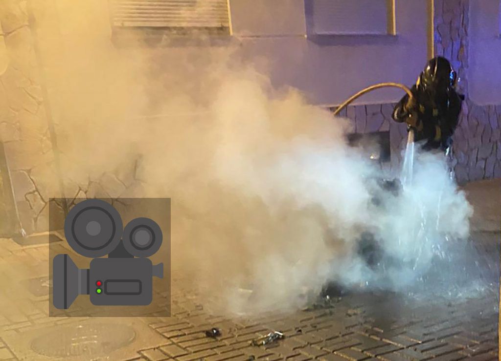 Los Bomberos de Ponferrada sofocan el incendio de un contenedor de ...