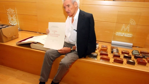 César Sánchez, ICAL. El periodista Luis del Olmo dona una colección de radios y las grabaciones de 'El debate sobre el estado de la nación' de su propiedad al Museo de la Radio de Ponferrada.