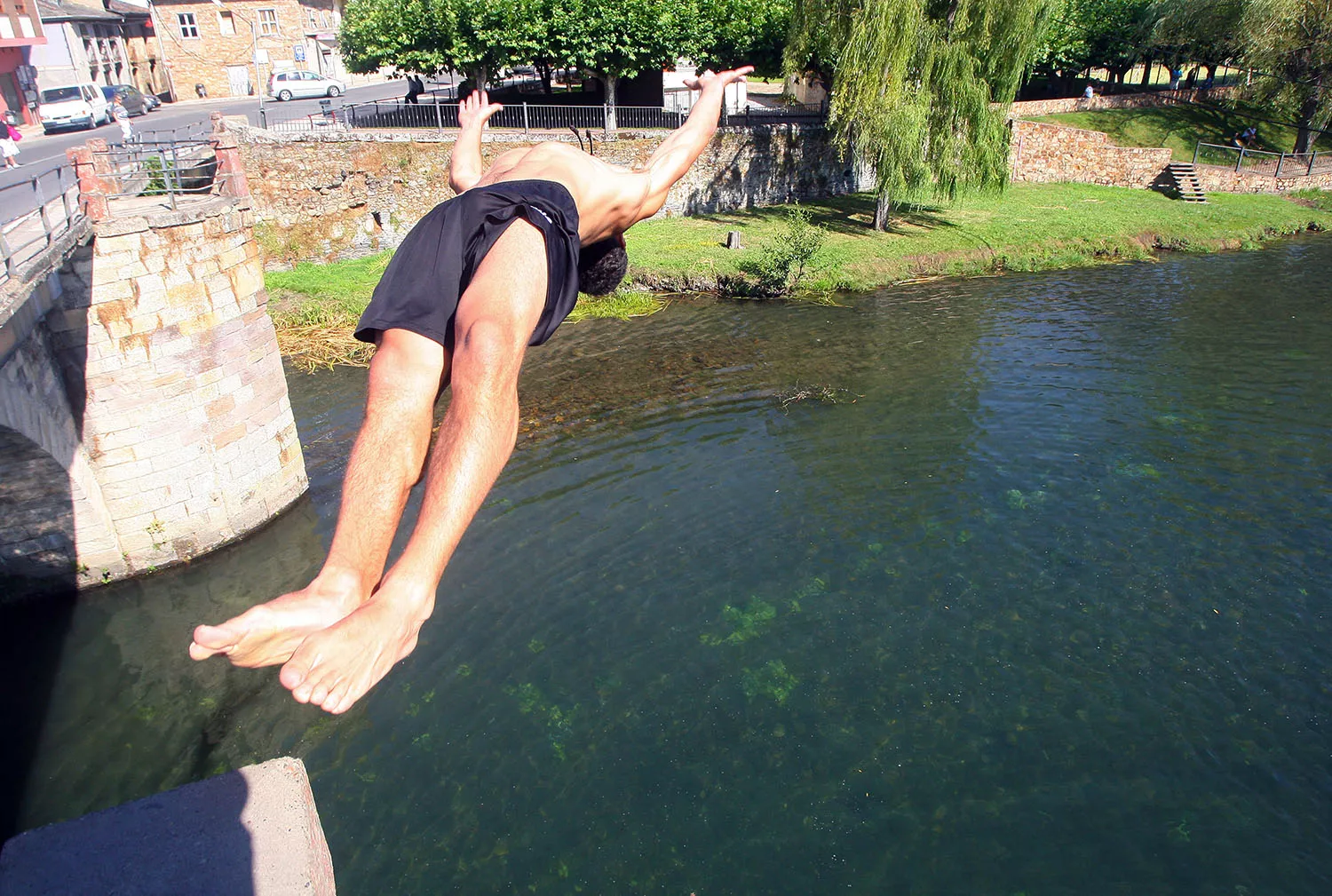Gente disfrutando de la playa fluvial de Cacabelos.