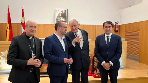 Acto homenaje a Luis del Olmo en el Museo de la Radio de Ponferrada. De izquierda a derecha: Obispo de Astorga, Jesús Fernández, alcalde de Ponferrada, Marco Morala, el periodista Luis del Olmo, consejero de Medio Ambiente, Juan Carlos Suárez-Quiñones