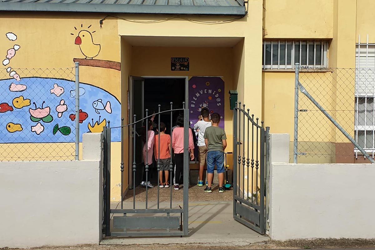 Los nueve menores escolarizados en el CRA de Villamartín de la Abadía (León) se quedan sin entrar al colegio como protesta por la falta de desdoblamiento del aula