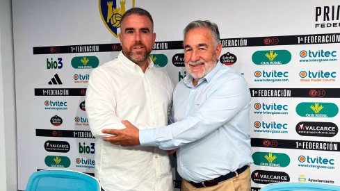 Presentación de Javi Rey en la Deportiva Ponferradina | Foto: @SDP_1922