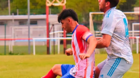 El jugador del Atlético Bembibre Christian en la disputa de un balón