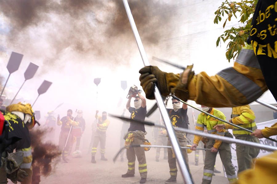 UGT y el colectivo de Bomberos Forestales se concentra para reclamar la Ley del Fuego y el reconocimiento de la categor�de bombero forestal