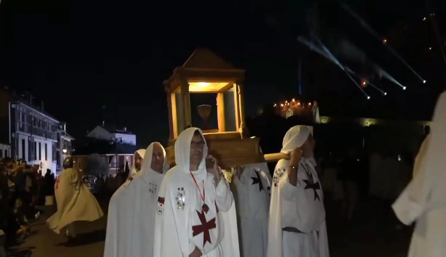 Los templarios custodian el Grial Los templarios custodian el Grial