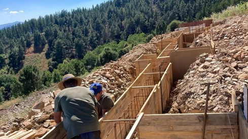Cimientos sobre los que se levantará el letrero 'A Tope'.
