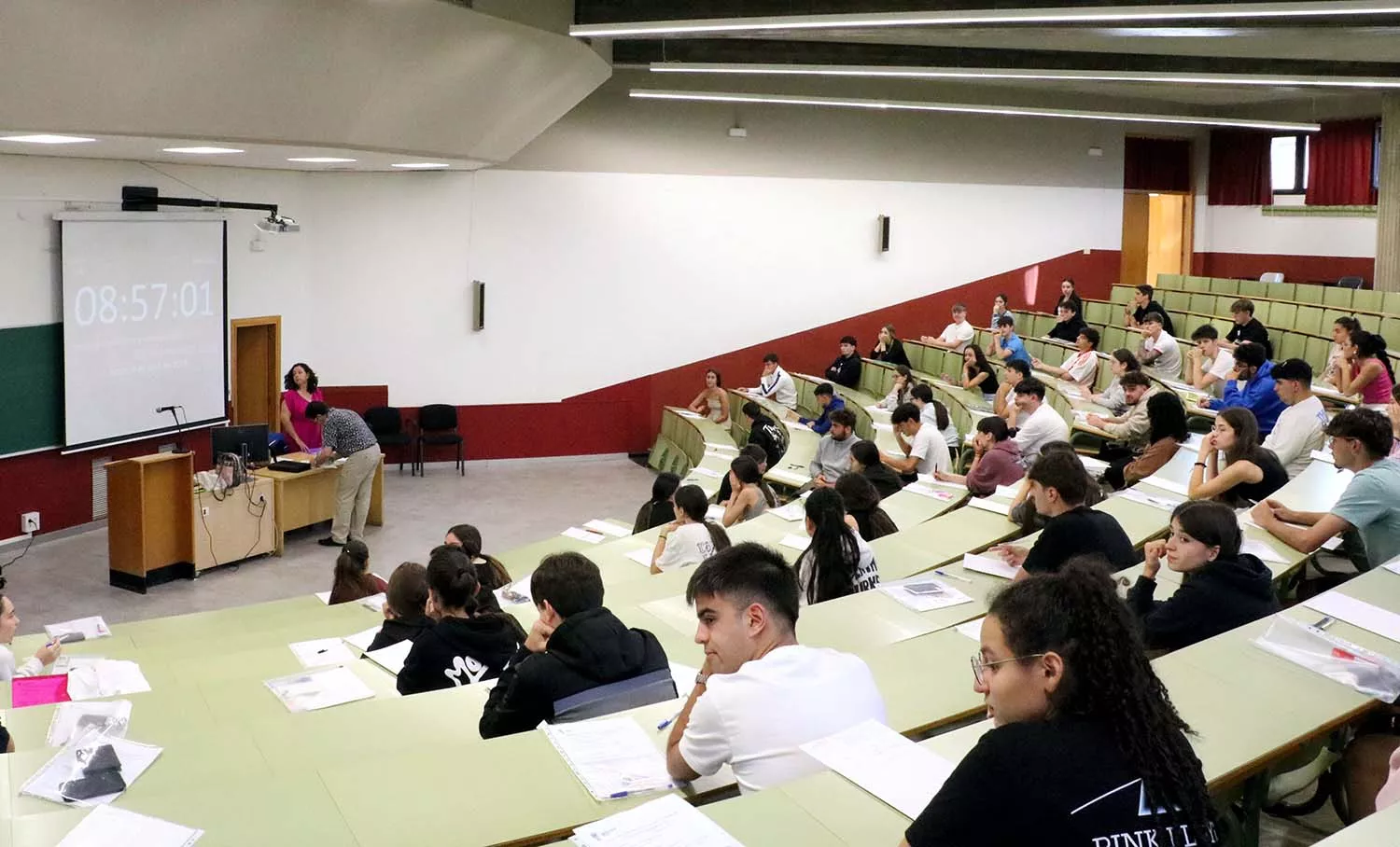 Un centenar de estudiantes de Ponferrada afrontan la convocatoria extraordinaria de la EBAU que comienza este lunes
