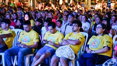 Bembibre disfruta del estreno del Gran Prix viendo el programa en pantalla gigante  (4)