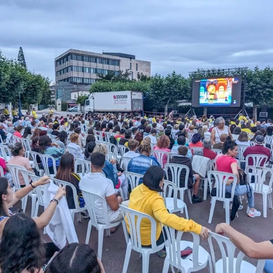 Vecinos de Bembibre disfrutando del estreno del Grand Prix en una pantalla gigante Vecinos de Bembibre disfrutando del estreno del Grand Prix en una pantalla gigante