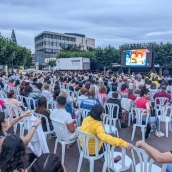 Vecinos de Bembibre disfrutando del estreno del Grand Prix en una pantalla gigante Vecinos de Bembibre disfrutando del estreno del Grand Prix en una pantalla gigante