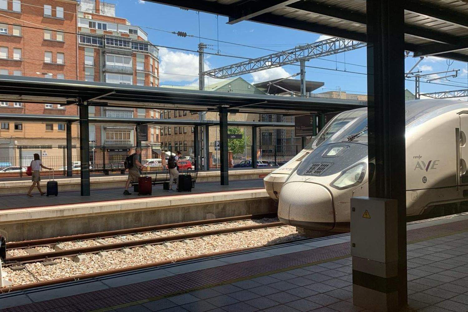 Un tren estacionado en la estación de León | 