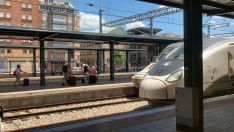 Un tren estacionado en la estación de León Un tren estacionado en la estación de León